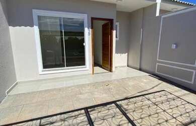 Imagem: A casa possui 3 Dormitórios, 1 Banheiro, 2 Vagas na garagem