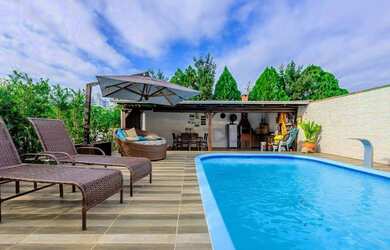 Imagem: A casa possui 4 Dormitórios, 3 Banheiros, 3 Vagas na garagem