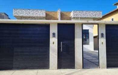 Imagem: A casa possui 3 Dormitórios, 2 Banheiros, 2 Vagas na garagem