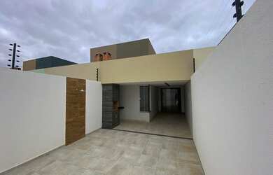 Imagem: A casa possui 3 Dormitórios, 2 Banheiros, 3 Vagas na garagem