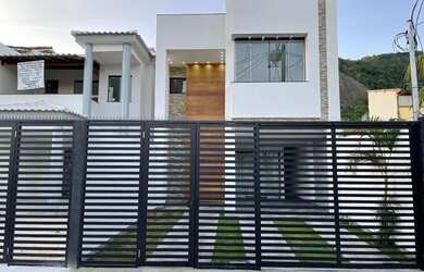 Imagem: A casa possui 3 Dormitórios, 2 Banheiros, 1 Vaga na garagem