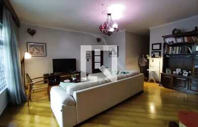 Imagem: A casa possui 4 Dormitórios, 2 Banheiros, 3 Vagas na garagem