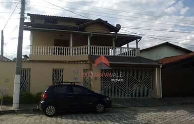 Imagem: A casa possui 4 Dormitórios, 3 Banheiros, 4 Vagas na garagem