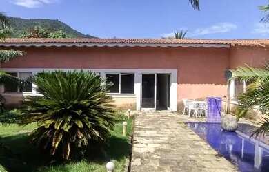 Imagem: A casa possui 5 Dormitórios, 4 Banheiros, 4 Vagas na garagem