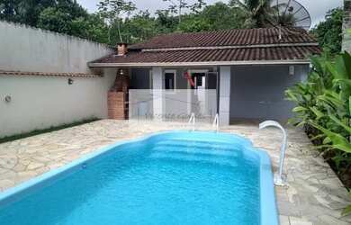 Imagem: A casa possui 5 Dormitórios, 1 Banheiro, 4 Vagas na garagem