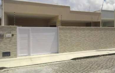 Imagem: A casa possui 3 Dormitórios, 2 Banheiros, 2 Vagas na garagem