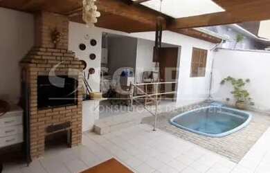 Imagem: A casa possui 5 Dormitórios, 4 Banheiros, 5 Vagas na garagem