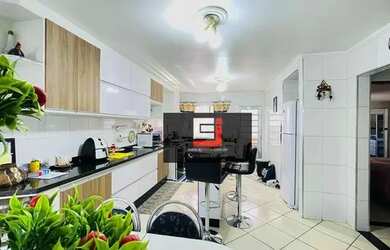 Imagem: A casa possui 3 Dormitórios, 4 Banheiros, 3 Vagas na garagem