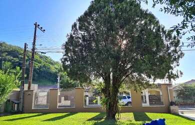 Imagem: A casa possui 3 Dormitórios, 3 Banheiros, 5 Vagas na garagem