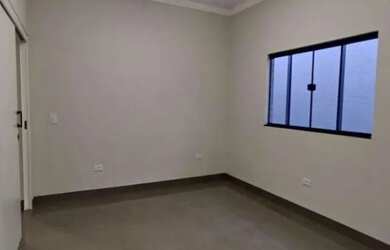 Imagem: A casa possui 2 Dormitórios, 2 Banheiros, 2 Vagas na garagem