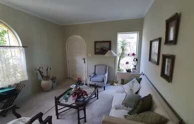 Imagem: A casa possui 4 Dormitórios, 5 Banheiros, 4 Vagas na garagem