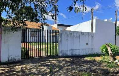 Imagem: A casa possui 3 Dormitórios, 1 Banheiro, 3 Vagas na garagem