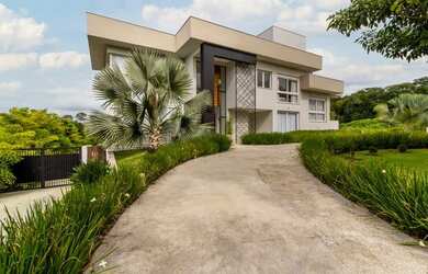 Imagem: A casa em condomínio possui 5 Dormitórios, 5 Banheiros, 5