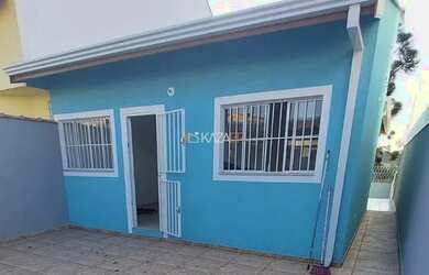 Imagem: A casa possui 3 Dormitórios, 2 Banheiros, 2 Vagas na garagem