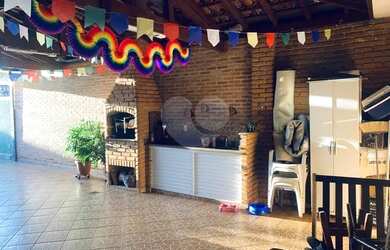 Imagem: A casa possui 3 Dormitórios, 3 Banheiros, 4 Vagas na garagem