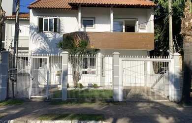 Imagem: A casa possui 3 Dormitórios, 2 Banheiros, 2 Vagas na garagem