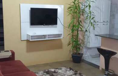 Imagem: A casa possui 2 Dormitórios, 1 Banheiro, 1 Vaga na garagem