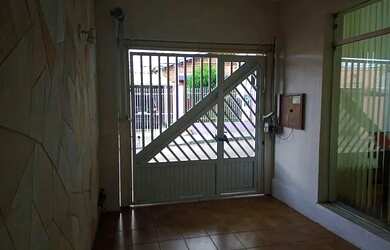 Imagem: A casa possui 3 Dormitórios, 2 Banheiros, 1 Vaga na garagem