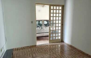 Imagem: A casa possui 4 Dormitórios, 2 Banheiros, 2 Vagas na garagem