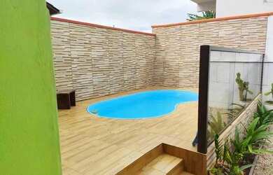 Imagem: A casa possui 3 Dormitórios, 4 Banheiros, 2 Vagas na garagem