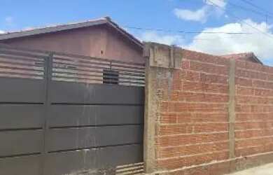 Imagem: A casa possui 2 Dormitórios, 1 Banheiro e está localizado