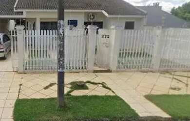 Imagem: A casa possui 3 Dormitórios, 1 Banheiro, 1 Vaga na garagem