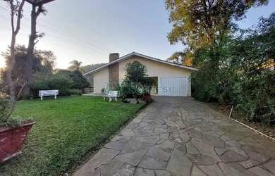 Imagem: A casa possui 4 Dormitórios, 5 Banheiros, 1 Vaga na garagem