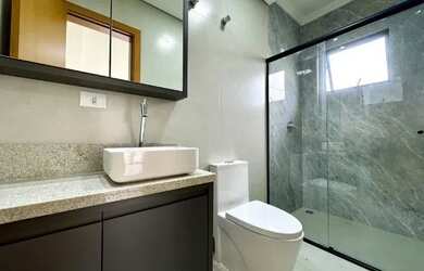 Imagem: A casa possui 3 Dormitórios, 2 Banheiros, 4 Vagas na garagem