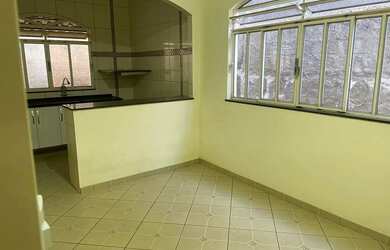 Imagem: A casa possui 3 Dormitórios, 1 Banheiro, 1 Vaga na garagem