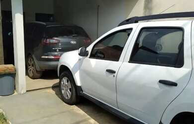 Imagem: A casa possui 3 Dormitórios, 2 Banheiros, 2 Vagas na garagem