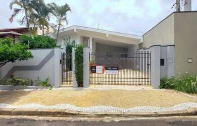 Imagem: A casa possui 3 Dormitórios, 4 Banheiros, 2 Vagas na garagem