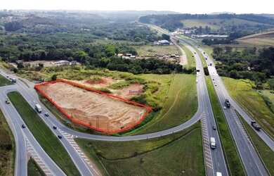 Imagem: O terreno possui 8.000m² de Área e está localizado em Sítio