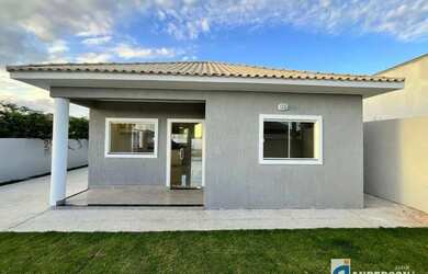 Imagem: A casa possui 3 Dormitórios, 2 Banheiros, 2 Vagas na garagem