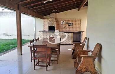 Imagem: A casa possui 3 Dormitórios, 2 Banheiros, 3 Vagas na garagem