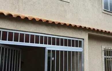 Imagem: A casa possui 3 Dormitórios, 2 Banheiros, 1 Vaga na garagem