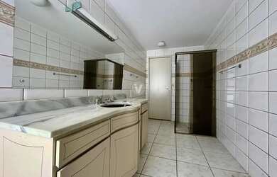 Imagem 14: Apartamento à venda, 4 dormitórios e 2 vagas, localizado na Avenida...