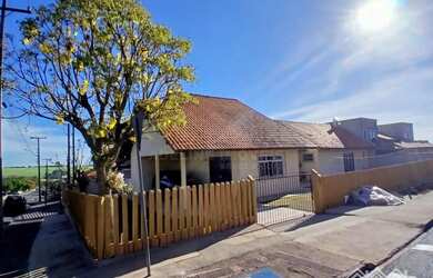 Imagem: A casa possui 3 Dormitórios, 2 Banheiros, 2 Vagas na garagem