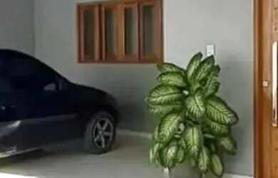 Imagem: A casa possui 3 Dormitórios, 1 Banheiro, 2 Vagas na garagem