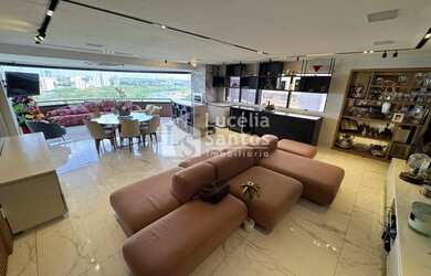 Imagem: O apartamento possui 4 Banheiros, 4 Vagas na garagem, 195m²