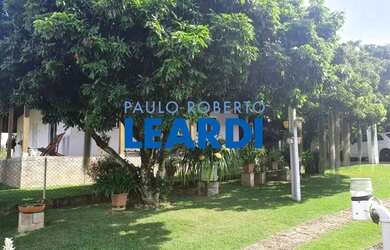 Imagem: A casa possui 3 Dormitórios, 3 Banheiros, 4 Vagas na garagem