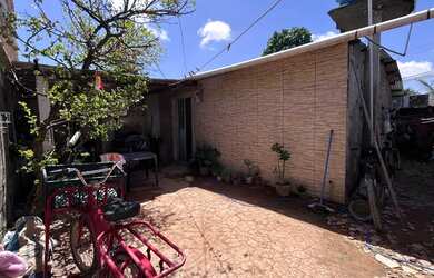 Imagem: A casa possui 3 Dormitórios, 1 Banheiro e está localizado