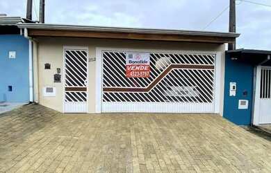 Imagem: A casa possui 2 Dormitórios, 1 Banheiro, 2 Vagas na garagem