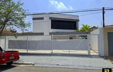 Imagem: A casa possui 3 Dormitórios, 4 Banheiros, 5 Vagas na garagem