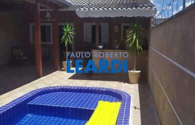 Imagem: A casa possui 2 Dormitórios, 2 Banheiros, 2 Vagas na garagem