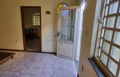 Imagem: A casa possui 2 Dormitórios, 2 Banheiros, 1 Vaga na garagem