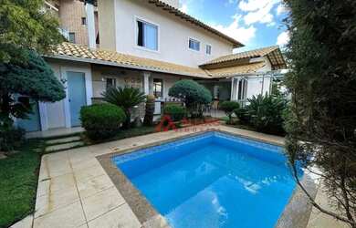 Imagem: A casa possui 4 Dormitórios, 5 Banheiros, 4 Vagas na garagem