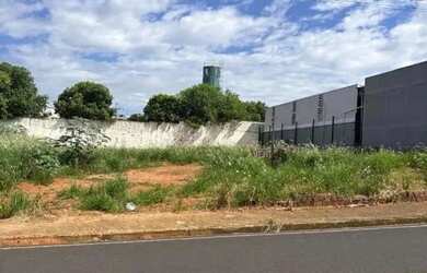 Imagem: O terreno à venda possui 2305m² de Área e está localizado