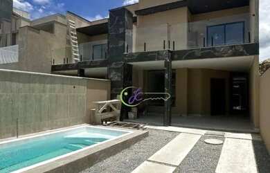 Imagem: A casa possui 3 Dormitórios, 1 Banheiro, 2 Vagas na garagem