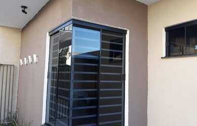 Imagem: A casa possui 3 Dormitórios, 3 Banheiros, 2 Vagas na garagem