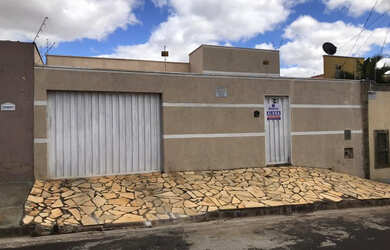 Imagem: A casa possui 2 Dormitórios, 1 Banheiro, 2 Vagas na garagem